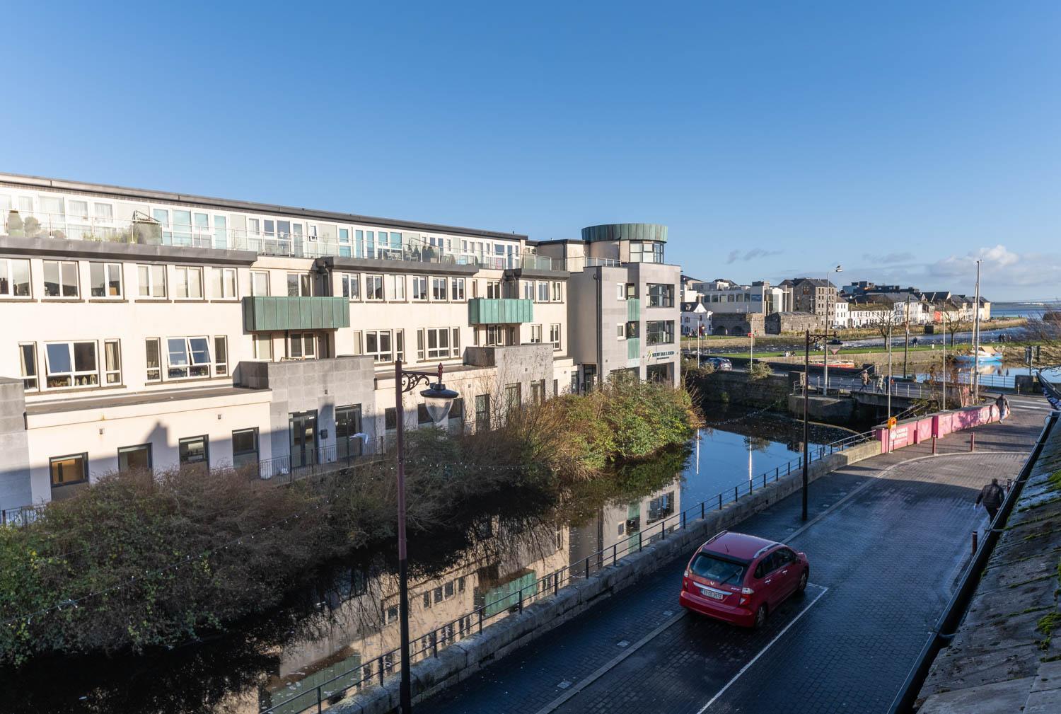 Modern Canal View Home, In City Centre, Sleeps 8 Голуэй Экстерьер фото