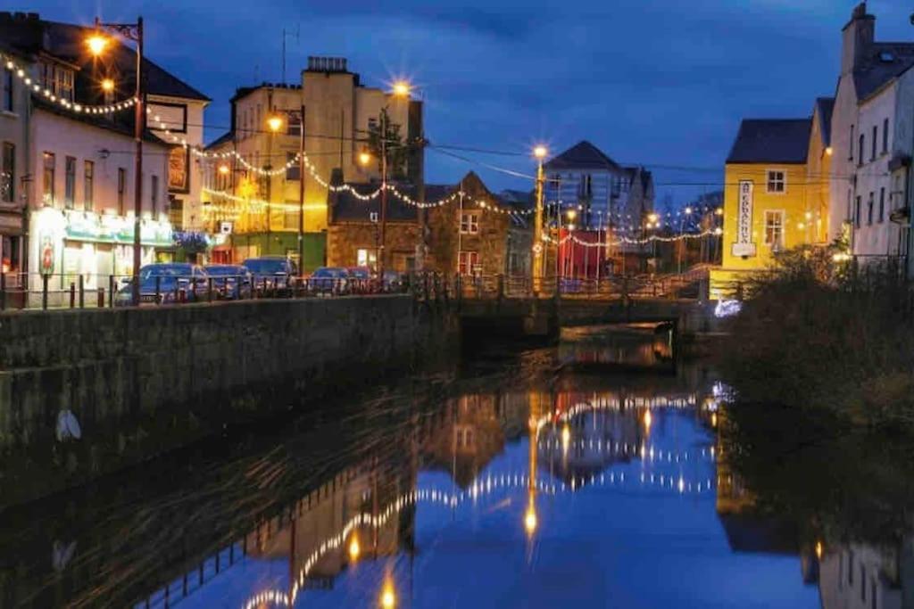Modern Canal View Home, In City Centre, Sleeps 8 Голуэй Экстерьер фото